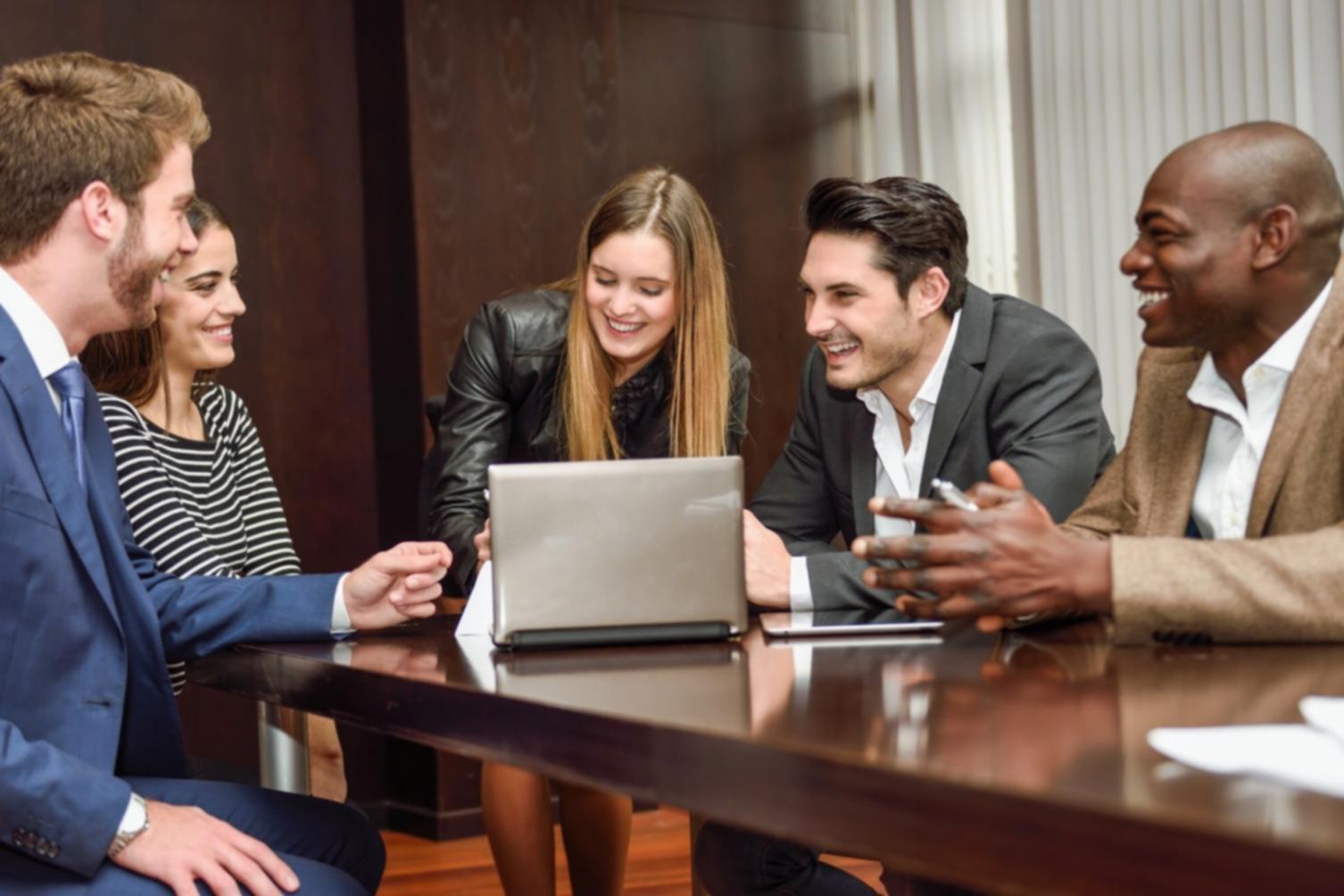 Detaillierte Finanzanalyse mit Diagrammen und Berichten auf mehreren Bildschirmen